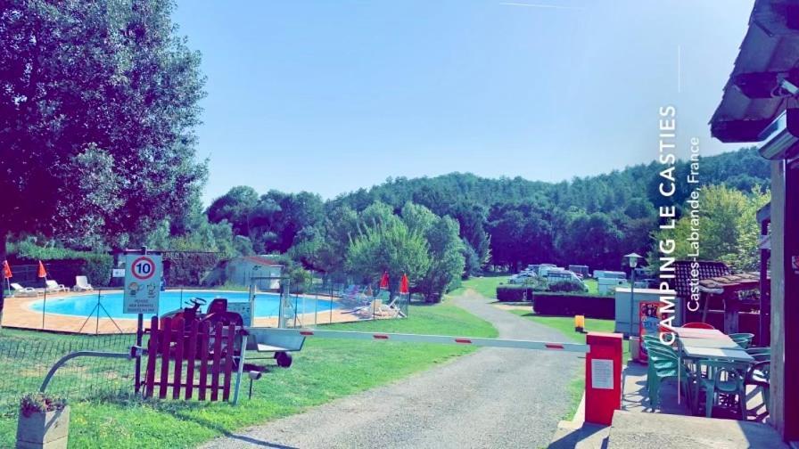 Camping Familial Paisible Avec Piscine, Mobil Home , Chalet, Studio & Emplacement Nue Casties-Labrande Ngoại thất bức ảnh